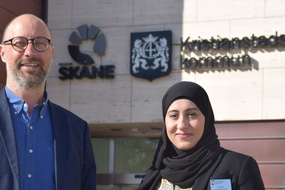 Anders Sandin, head of the Citizens' Centre, and Sajeda Al-Shoocha, are proud of the prize.for the best Citizens' Centre among  40 municipalities in 2021. ”We're in a good position this year too”,says Anders Sandin.