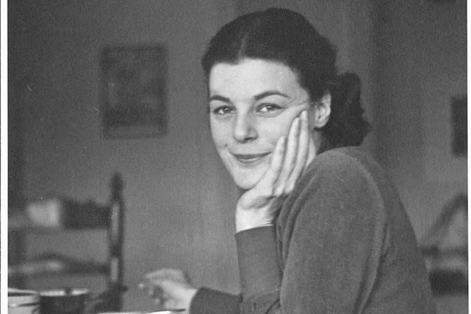 Dola de Jong (1911-2003), journalist och författare, uppvuxen i Holland som hon tvingades lämna 1940.