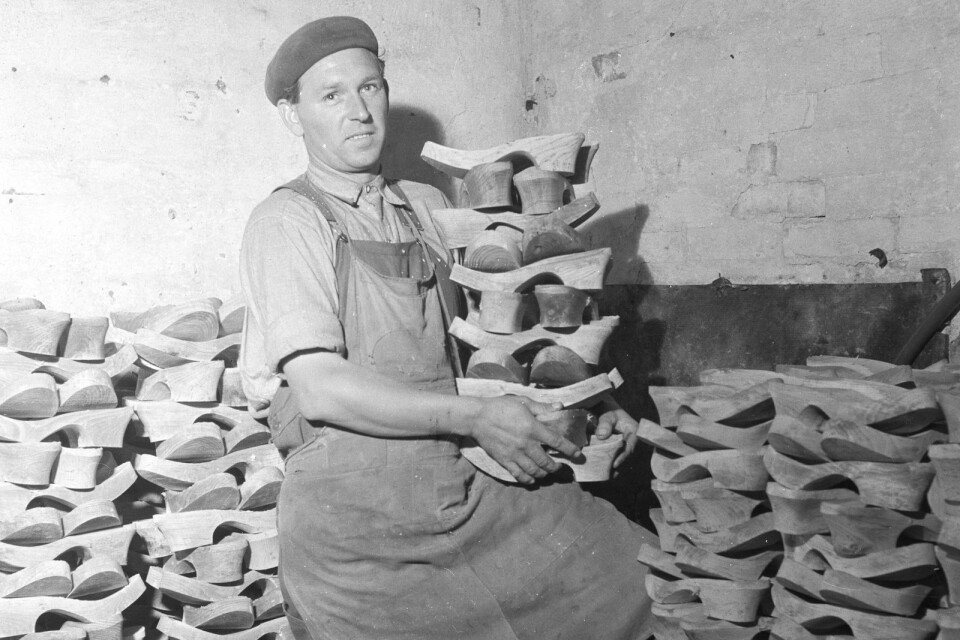 Här ett riktigt fint gammalt hantverk! Bilden är från Toffelmakeriet i Åhus 1953. Mer än så vet vi inte så hjälp oss! Vem är mannen, vad heter firman och är den ännu igång? Hur var det att jobba här? Hur många var anställda?