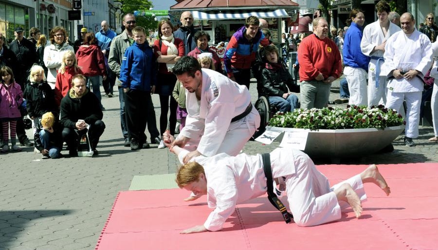 Ju-jutso. Växjös egen världsmästare Jesper Kedjevåg, stående visade tillsammans med Anders Vannestål upp försvar mot knivattacker.