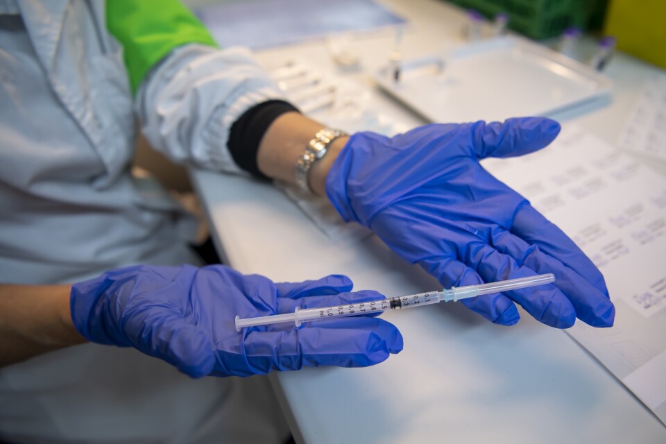 En sköterska i Genève i Schweiz förbereder en dos av Pfizer-Biontechs covidvaccin. Arkivbild.