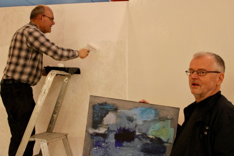 Ingvar Gustavsson målar inga tavlor till konstutställningen, men väl väggar att hänga bland annat Georg Jeppssons tavlor på.