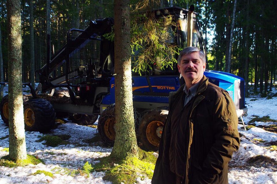 Håkan Ohlsson går gärna ut i skogen när han vill koppla av från lärarjobbet och politiken. Hemma på gården i Kroksjömåla finns omkring 80 hektar skog.
