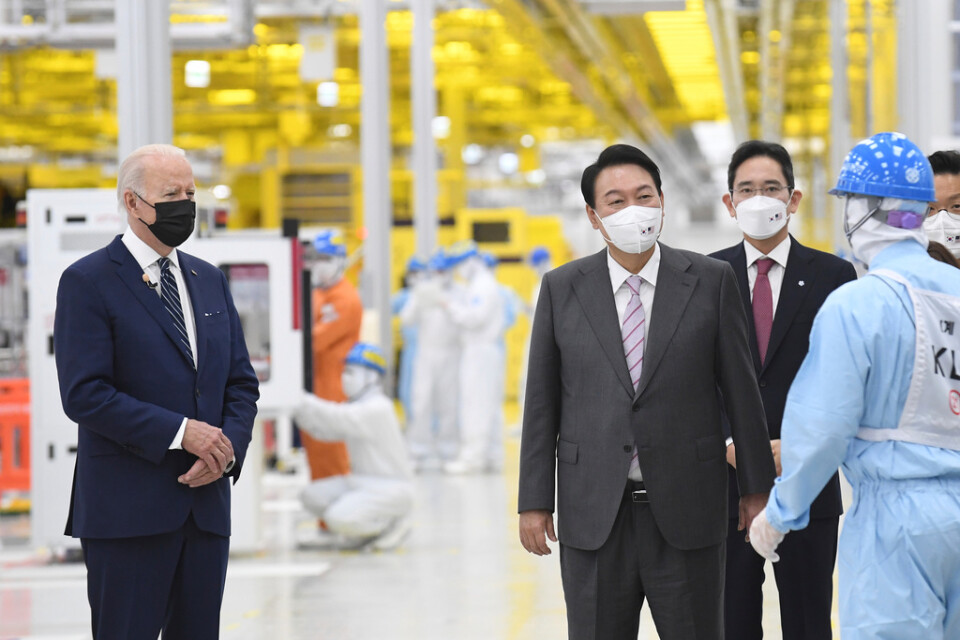 USA:s Joe Biden med Sydkoreas Yoon Suk-You och Samsungs vice ordförande Lee Jae-Yong besökte Samsungfabrik i Pyeongtaek, South Korea.