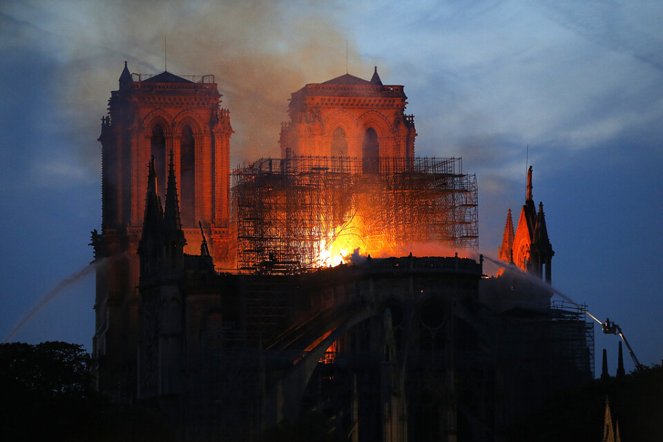 Över 400 brandmän kämpar för att rädda den ikoniska katedralen.