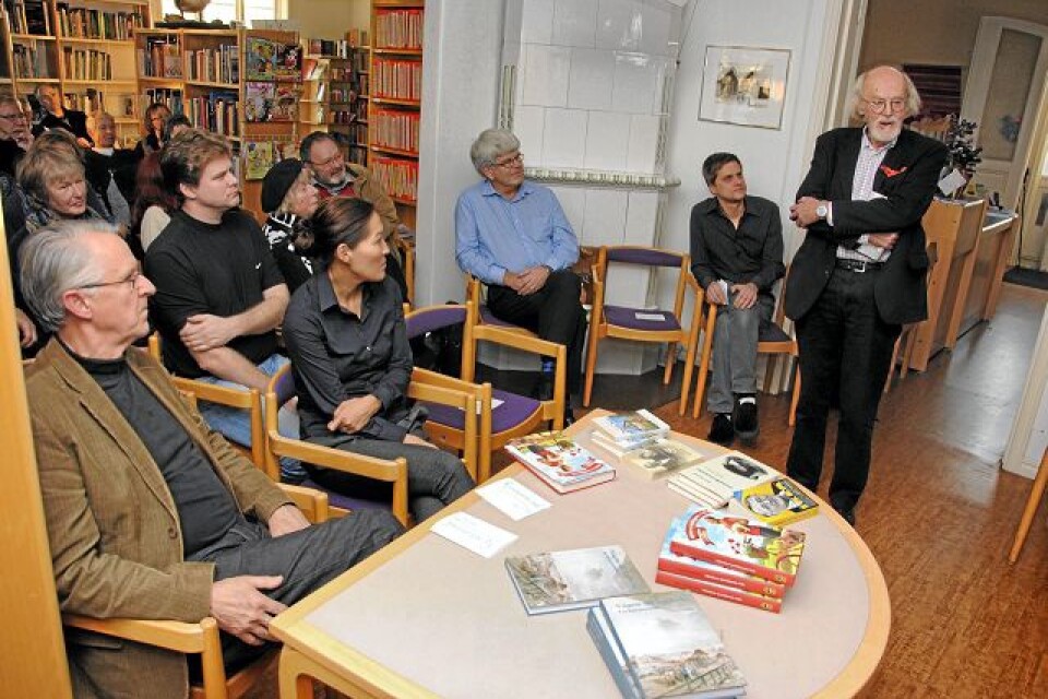 Bertil Torekull fängslade kollegor och åhörare på biblioteket i Vittsjö. FOTO: CARL-JOHAN BAULER