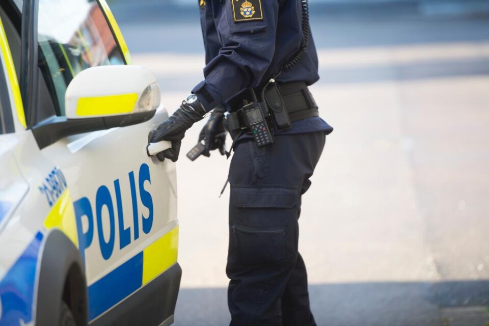 En man hittades i natt med skärskador på orten Backaryd utanför Ronneby i Blekinge under natten. Mannen fördes till sjukhus med ambulans. Enligt polisen ska skadorna inte ha varit livshotande, men en anmälan om försök till mord har upprättats. - Vi har
