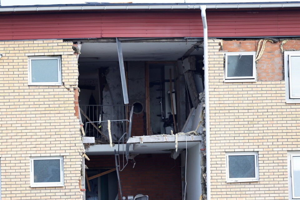Den kraftiga explosionen i ett bostadshus sprängde bort trapphusets yttervägg.