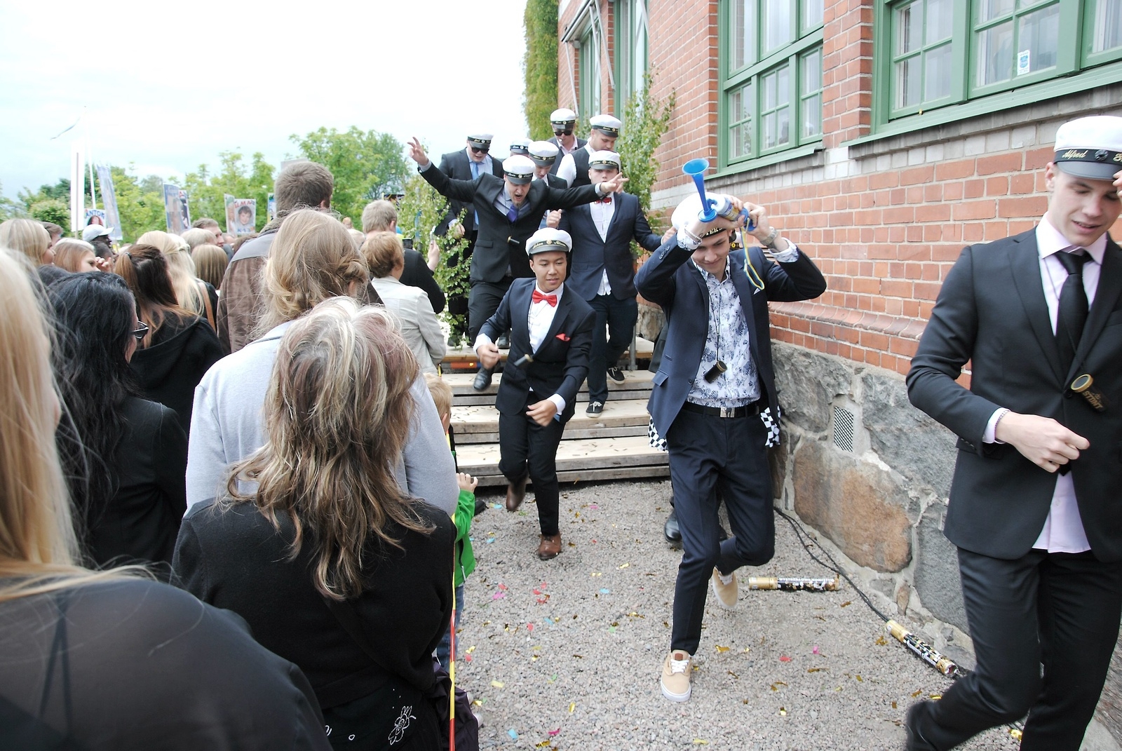 Studenterna springer ut på Ekbackeskolan i Osby 2016.