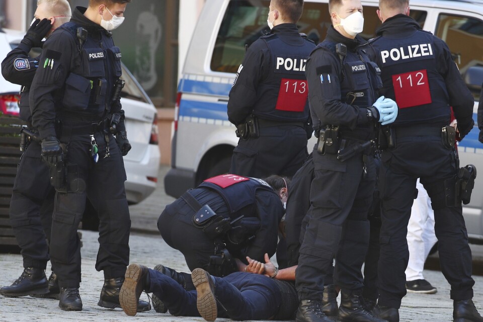 Polisen tar hand om en demonstrant vid protester mot virusrestriktioner i staden Gera i östra Tyskland på lördagen.