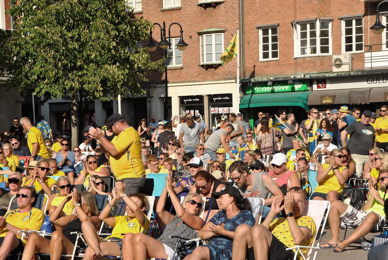Hässleholms supportrar försökte klappa igång Sverige som låg under med 2-0, men det blev mållöst för Sverige.
foto: bella Bryngelson
