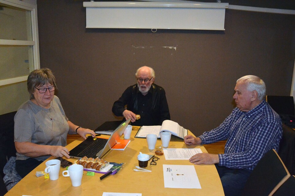 Gertrud Stigsson, Bertil Åkerman och Bengt Haraldsson är oroade över utvecklingen i YA-cupen för damer.