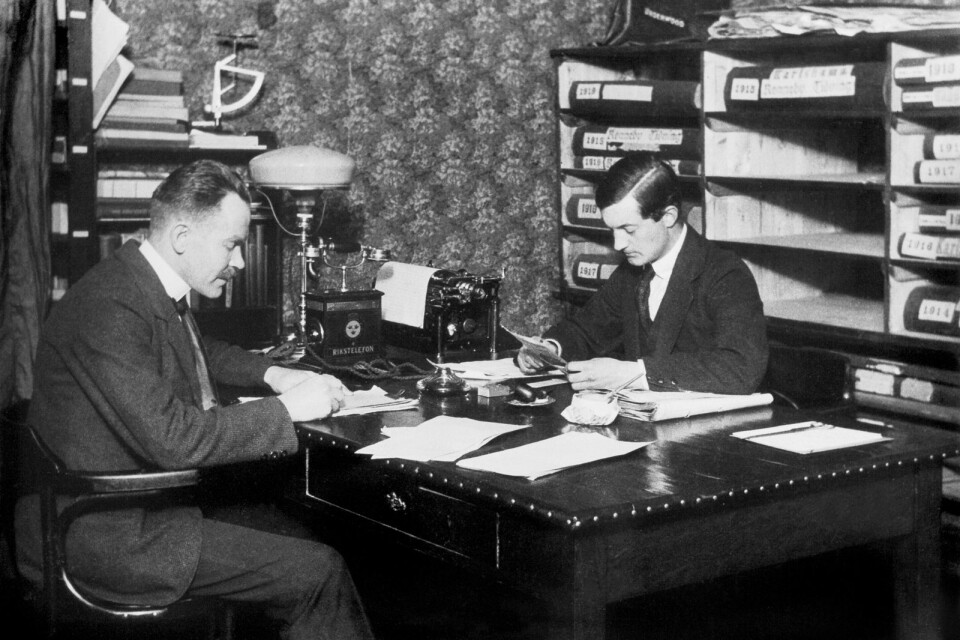 Blekinge Läns Tidnings huvudredaktion år 1919. Redaktörerna Sven Eklund och Knut Stubbendorff.