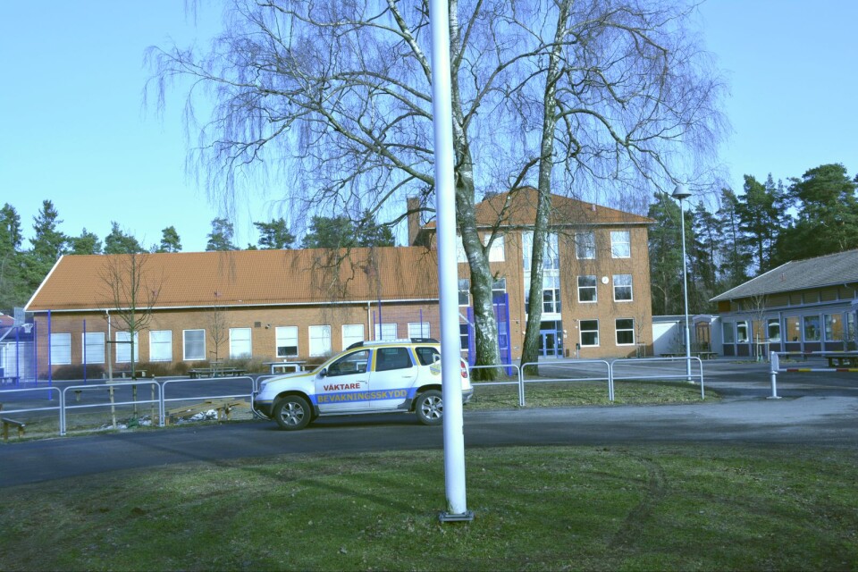 مدرسة Linnéskolans لديها مشكلة مع التلاميذ الذي يقومون بإطلاق الألعاب النارية. في الأسبوع الذي سبق عطلة السبورت تلقت خدمة الإنقاذ ٣ بلاغات بهذا الخصوص.