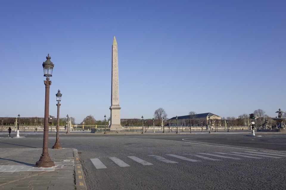 Place de la Concorde är ett av Paris största torg och vanligtvis fullt av trafik. Bilden är tagen några dagar efter det att omfattande virusrestriktioner infördes den 17 mars.