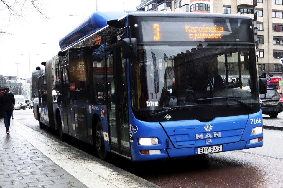 Inga resenärer kommer att få kliva på genom bussarnas framdörr på grund av coronaviruset. Arkivbild.