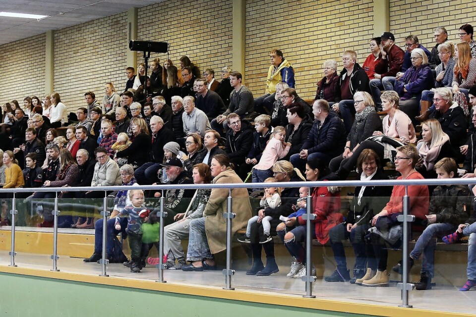 Lönsboda IBK spelar alltid inför mycket publik hemma i sporthallen. Trots att det inte var lika mycket folk som vanligt så kom det ändå 275 personer och såg sina lokala innebandyhjältar i lördagens match mot Palmstaden. Foto: Stefan Sandström
