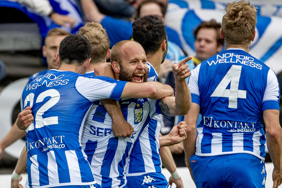 Blåvit glädje runt målskytten Robin Söder efter IFK Göteborgs segermål i sista tilläggsminuten i derbyt mot Häcken.