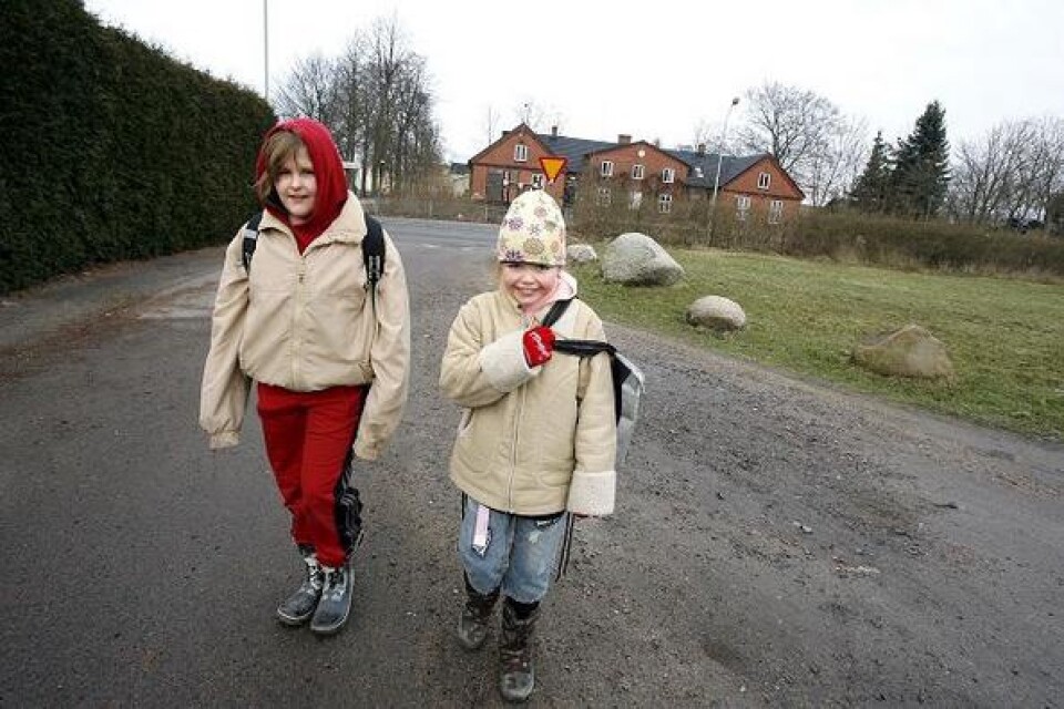 Zibylla Olsson och Felicia Olsson är två av många barn som dagligen går till och från Sandbäcksskolan. När bussgatan är byggd måste de även korsa en bussled.