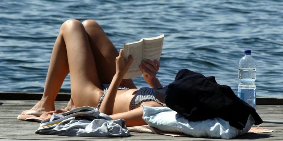 Chansen är stor att det som läses på stranden eller i hängmattan i sommar är en deckare – men intresset för romantik har också ökat. Arkivbild.