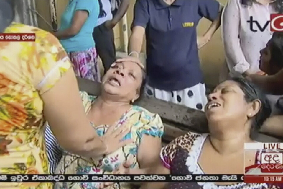 Stillbild från lankesisk tv visar skadade och chockade människor efter en explosion i Colombo.