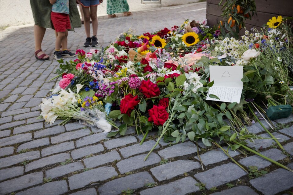 Blommor vid platsen där en kvinna knivhöggs till döds i centrala Visby.