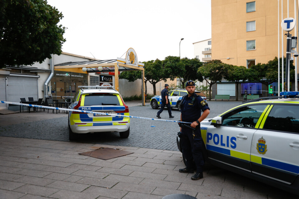 Ett område i Sätra centrum spärrades av efter skottlossningen.