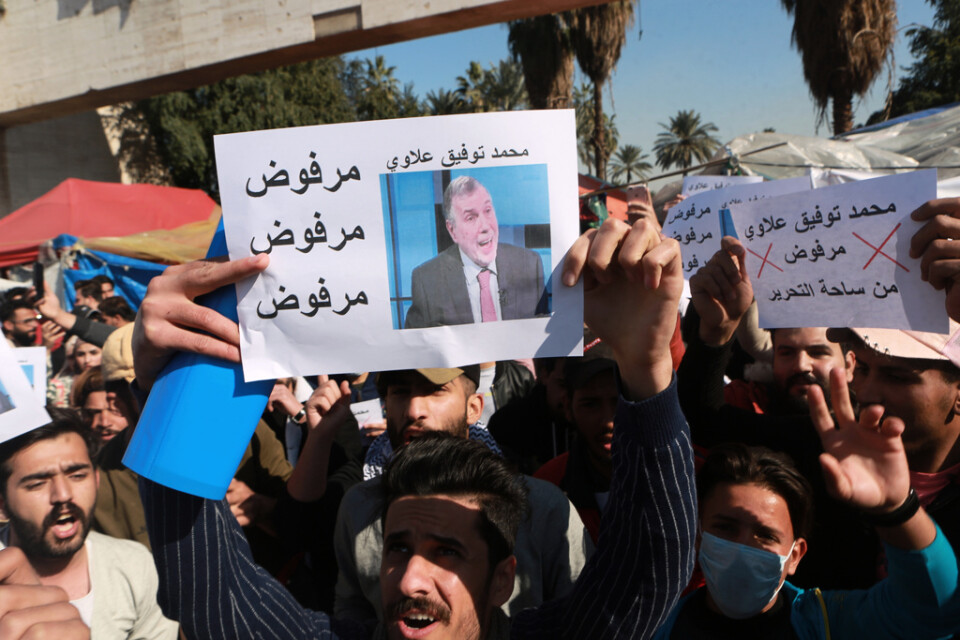 Regeringskritiska demonstranter under en protest mot den nyutnämnde premiärministern Mohammad Allawi på Frihetstorget (Tahrirtorget) i Bagdad under söndagen.
