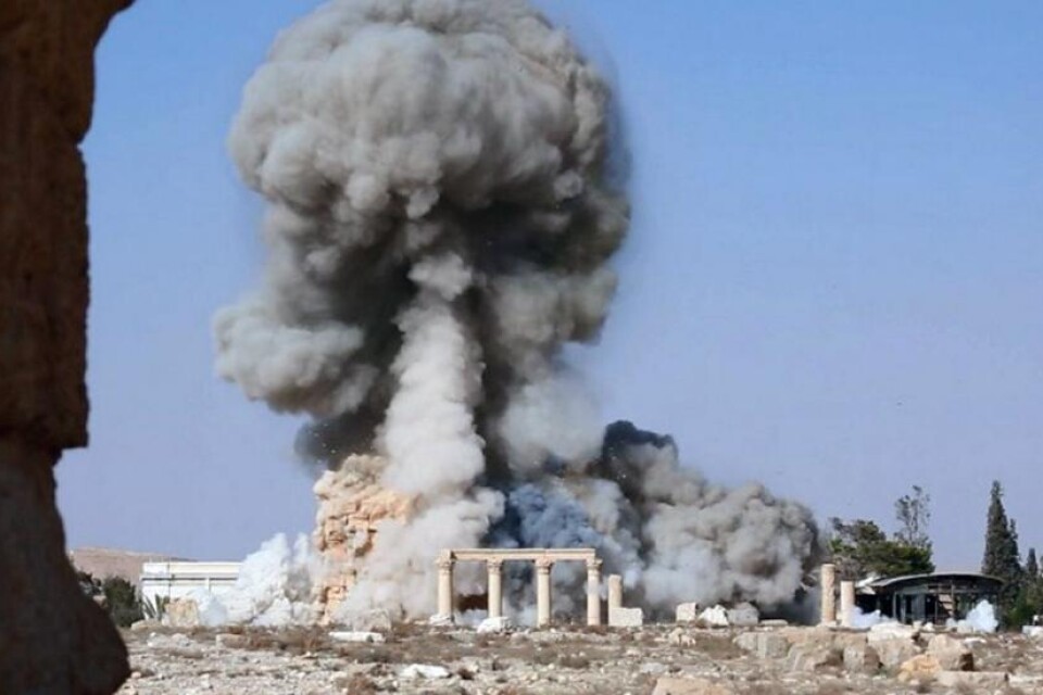 Extremiströrelsen Islamiska staten uppges ha förstört ytterligare ett antikt tempel i ökenstaden Palmyra, uppger det brittiskbaserade Syriska människorättsobservatoriet. Även aktivister har rapporterat på nätet om händelsen. Det stora Bel-templet, som i