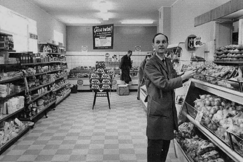 Ny fräsch grönsaksdisk. 14 maj 1965 nyöppnade Widenstedts Allivs efter ombyggnaden. Butiken låg på Bruksgatan och på bilden syns köpman Evald A Widenstedt vid kyldisken för grönsaker och frukt.