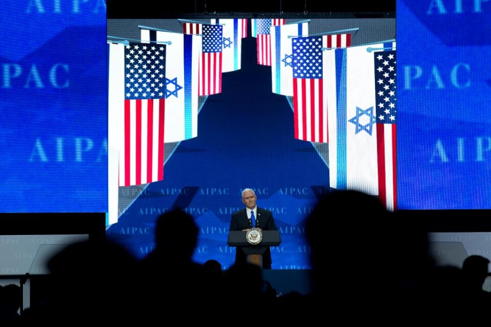 USA:s vicepresident Mike Pence har åter tagit upp möjligheten att flytta landets ambassad till Jerusalem från Tel Aviv. Under ett tal på söndagen sade han att president Donald Trump "seriöst överväger" saken. Talet hölls i Washington vid ett möte som ar