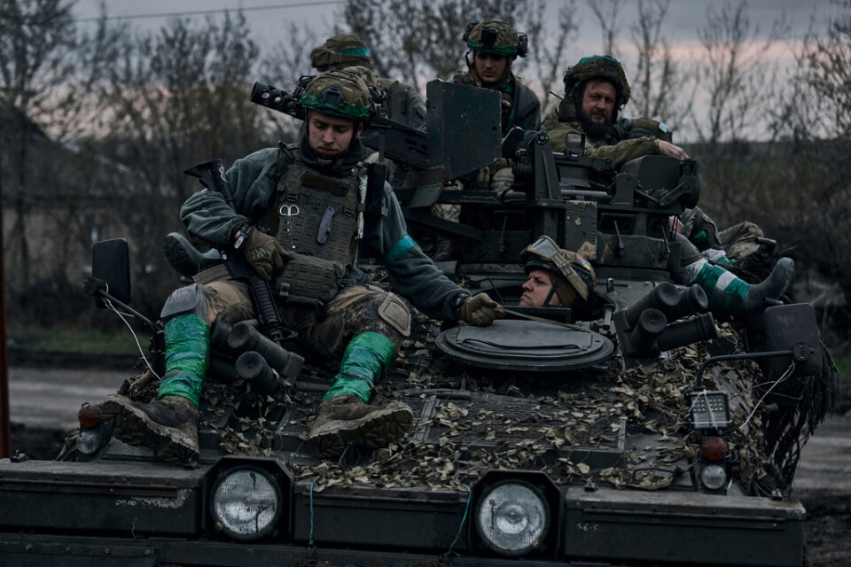 Ukrainska soldater vid fronten i Bachmut på påskaftonen.
