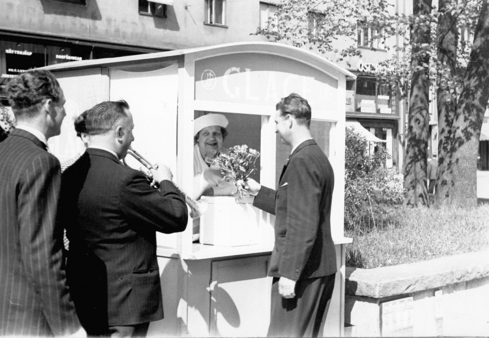 Så här såg det ut 1943 när musikern Martin Norstedt uppvaktade sin mamma i glasståndet på Hornsgatan, Stockholm på Mors dag. 
Foto: SCANPIX