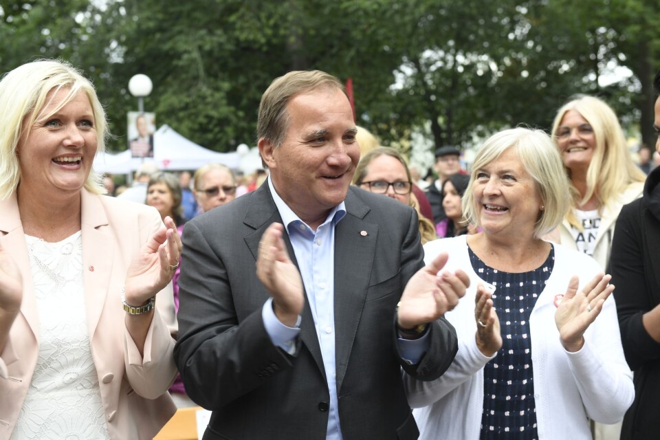 Statsminister Stefan Löfven (S) med partisekreterare Lena Rådström Baastad (tv) och fru Ulla Löfven efter sitt årliga sommartal i Societetsparken i Norrtälje.