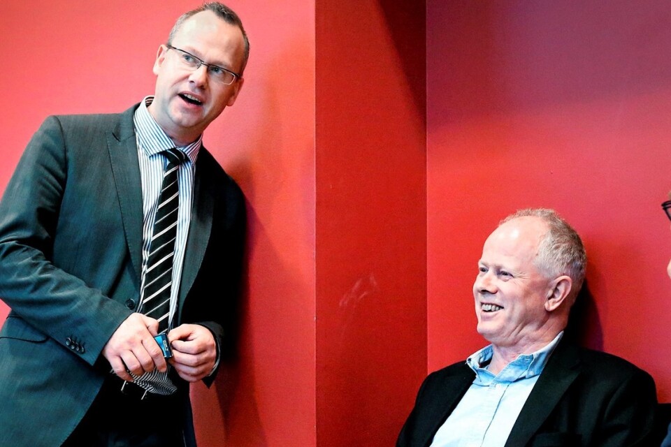 Patrik Jönsson (SD) och Pär Palmgren (M) under en av få glada stunder på budgetdebatten i juni.FOTO: STEFAN Sandström