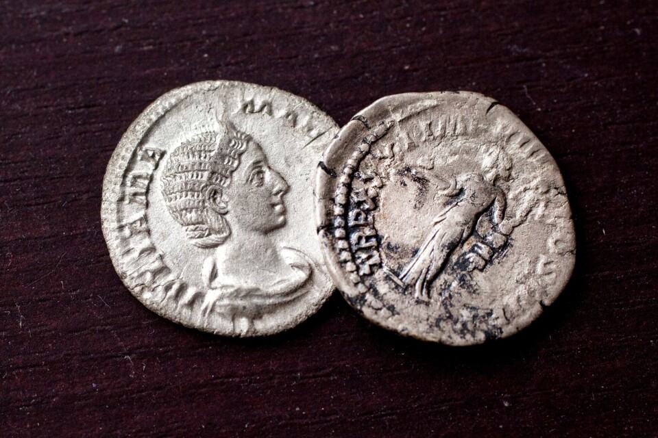 Två romerska mynt. På det vänstra ser man Julia Mamaea (död 235) och det högra ett mynt från Markus Aurelius som är präglat 176-177.