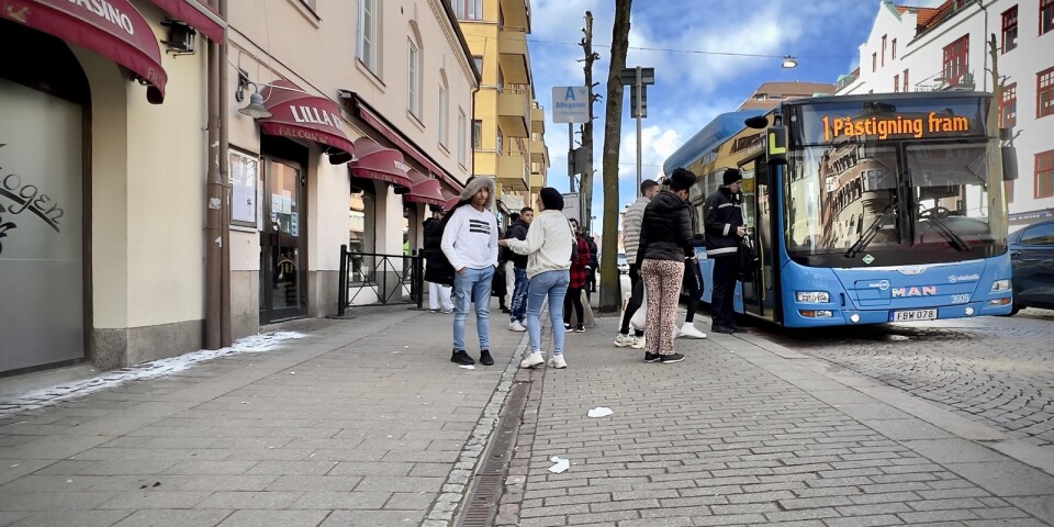 STORBRÅK: 15-åring hotade par på buss i Borås – mannen svarade med våld