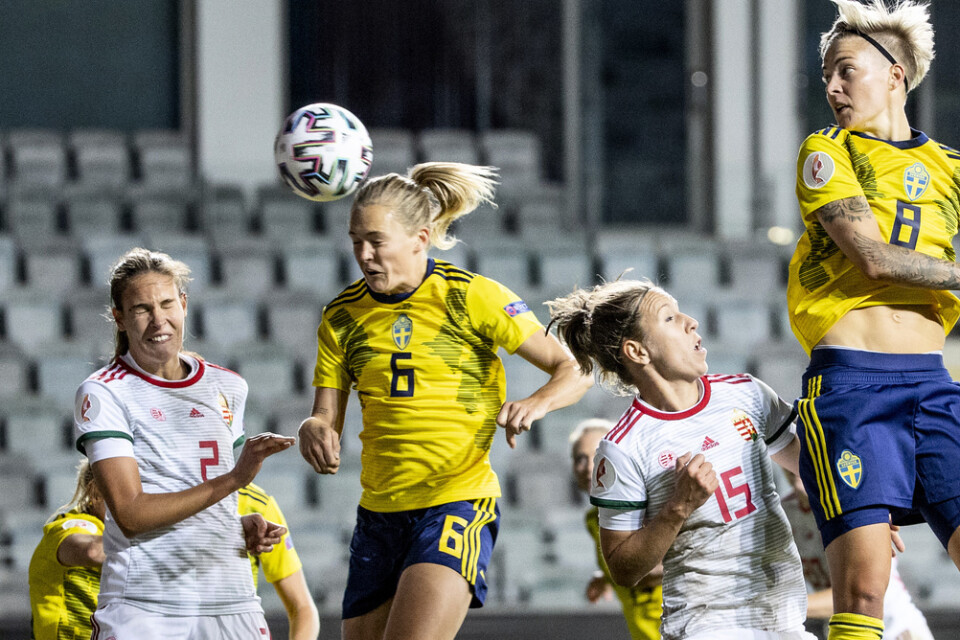 Magdalena Eriksson nickade in 4–0 på hörna när Sverige slog Ungern med 8–0 i torsdagens EM-kvalmatch i Göteborg.