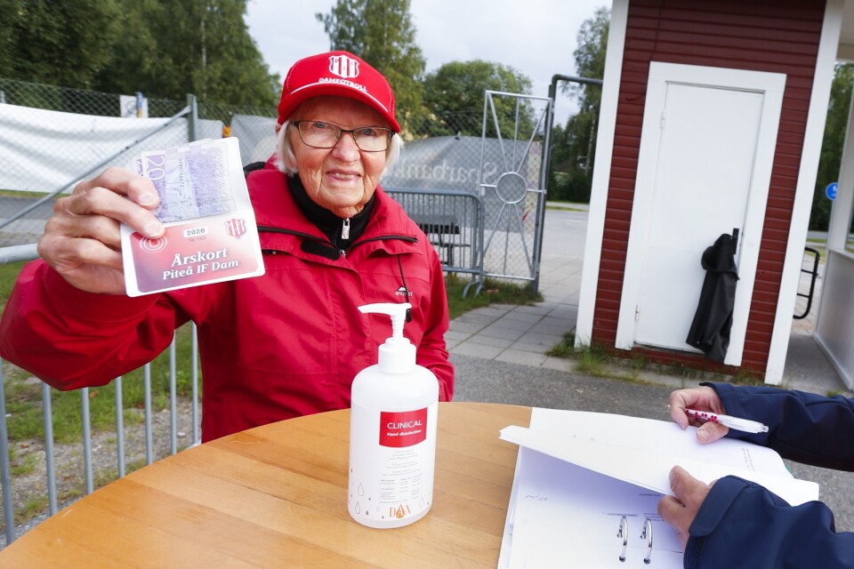 Berit Bergkvist, 82, fick en av de 50 publikplatserna till den damallsvenska matchen mellan Piteå och Djurgården.
