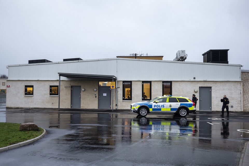 Polis kallades till Västervångskolan under tisdagsmorgonen efter larm om att fnågon typ av fyrverkeri avfyrats på skolgården.