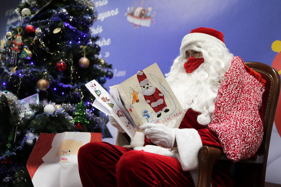 En postanställd läser brev som skickats till jultomten i Frankrike. Arkivbild.