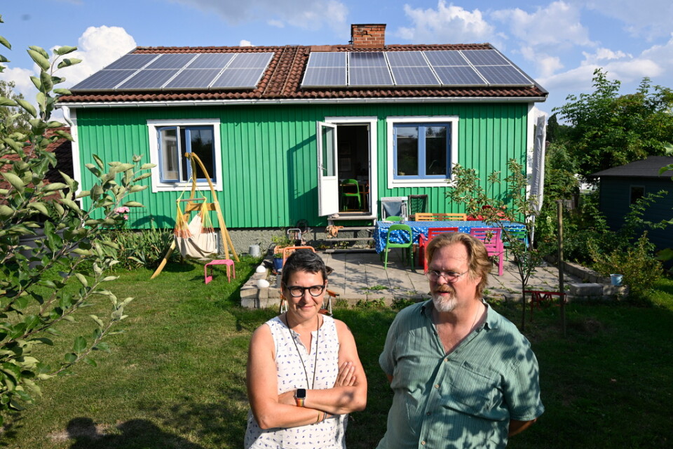 Örjan Simonson och Silke Neunsinger i Uppsala och deras solcellsförsedda hus. Paret tvingades tar ner hälften av sina solceller efter en utdragen rättsprocess.