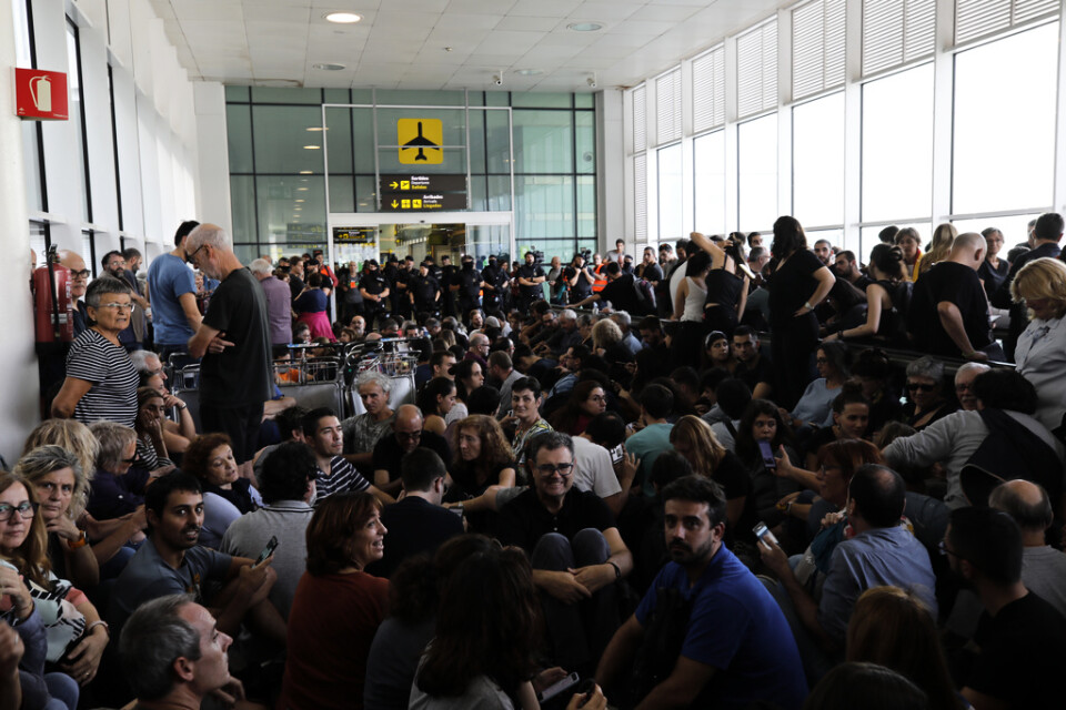 Demonstranter blockerar ingången till flygplatsen El Prat i Barcelona i protest mot de fängelsestraff som Spaniens högsta domstol på måndagen tilldömde 12 katalanska separatistledare.