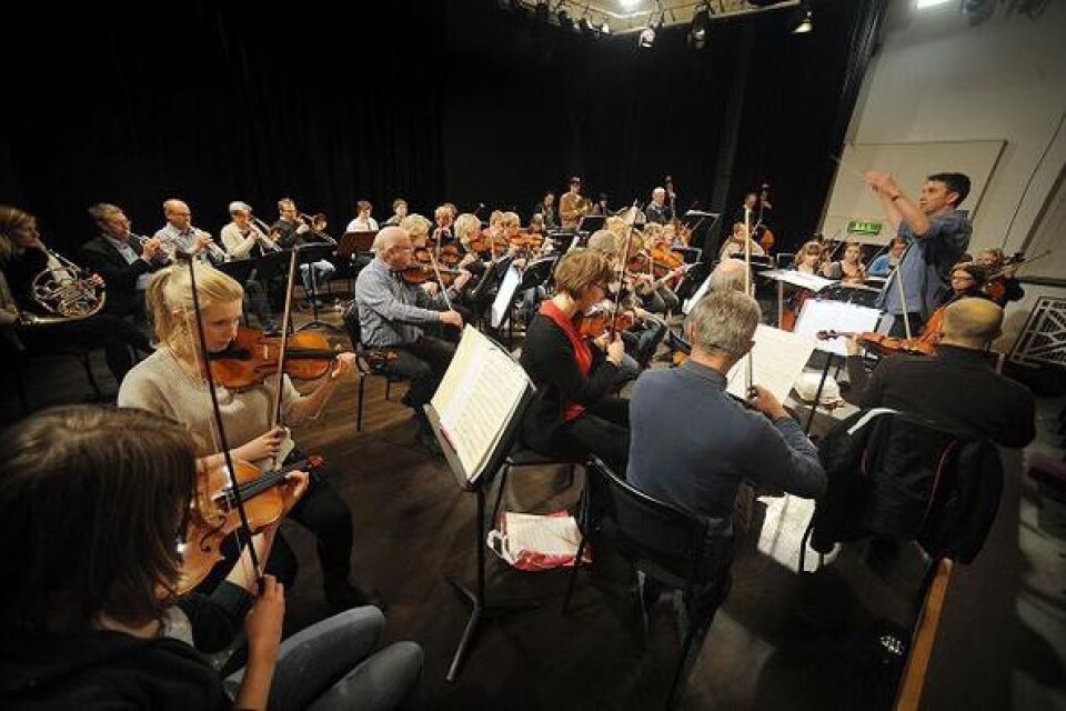Dirigenten Patrik Dahlbom leder Christianstad Symfoniker i arbetet med jubileumskonserten. Bilder: Bosse Nilsson