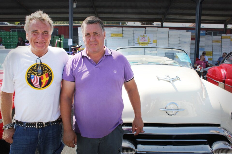 Benny Tedemyr bredvid Martin Windjuul från Danmark som är ägare till en unik Oldsmobile fiesta från 1953.