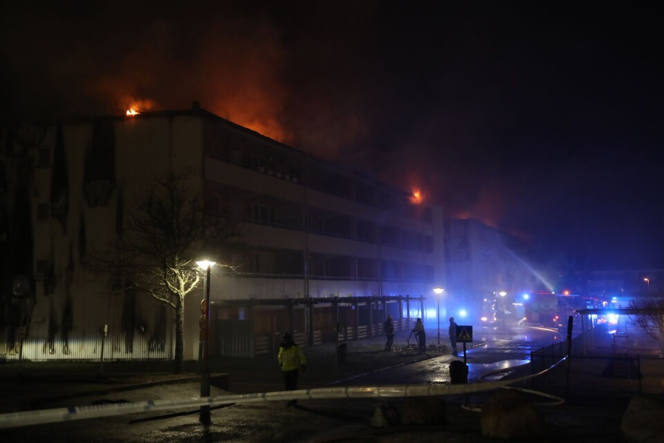 En kraftig brand rasar sedan tisdagskvällen i ett flerfamiljshus i Skövde. Boende i mellan 90 och 100 lägenheter har evakuerats.