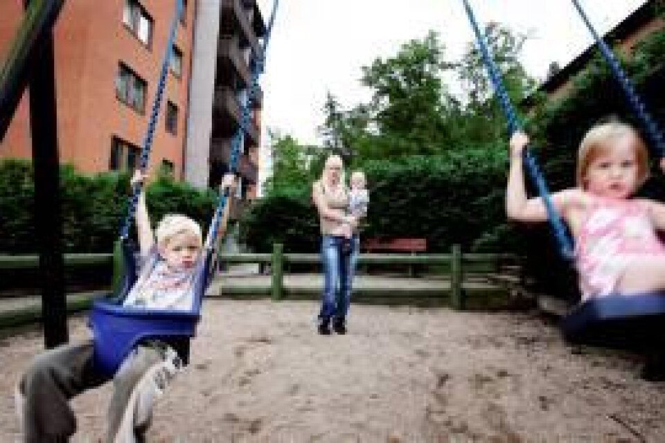 Om Marina Jönssons barn vill ut och leka på gården där dom bor, då får dom leka på en icke godkänd lekplats. FOTO:CHARLOTTA MATHIASSON