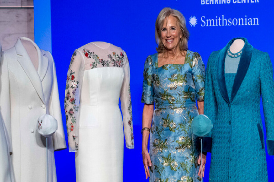 Amerikas första dam Jill Biden har donerat sina installationsklänningar till USA:s nationalmuseum Smithsonian.