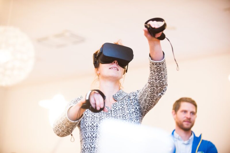 Katia Berggren provar på VR.