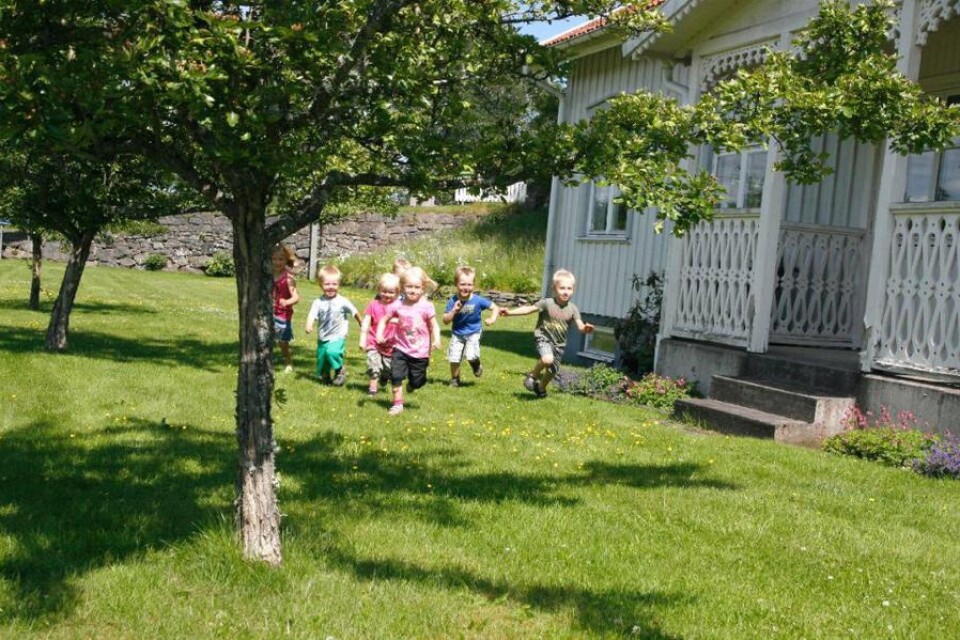 Det finns mycket spring i benen på några av barnen som till hösten börjar på församlingshemmets förskola i Månstad. FOTO: Labrini Stavrekas